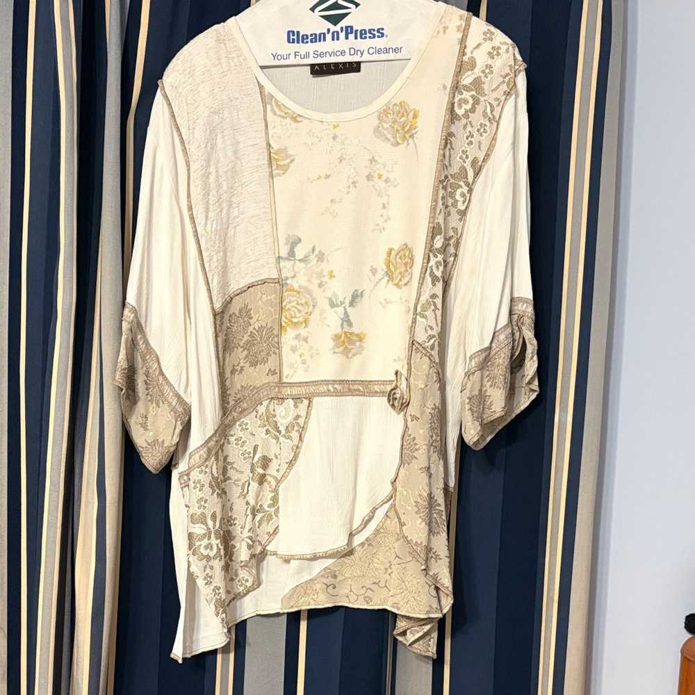 Beautiful Spencer Alexis tunic blouse w/ rosette detail, cream and taupe, 1X/2X